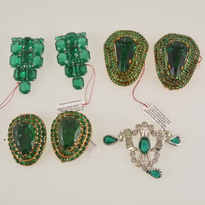 Lot 305 - A collection of faux emerald jewellery costume jewellery.