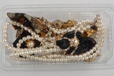 Lot 354 - Contemporary costume jewellery