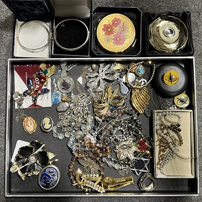 Lot 274 - A collection of silver and costume jewellery.