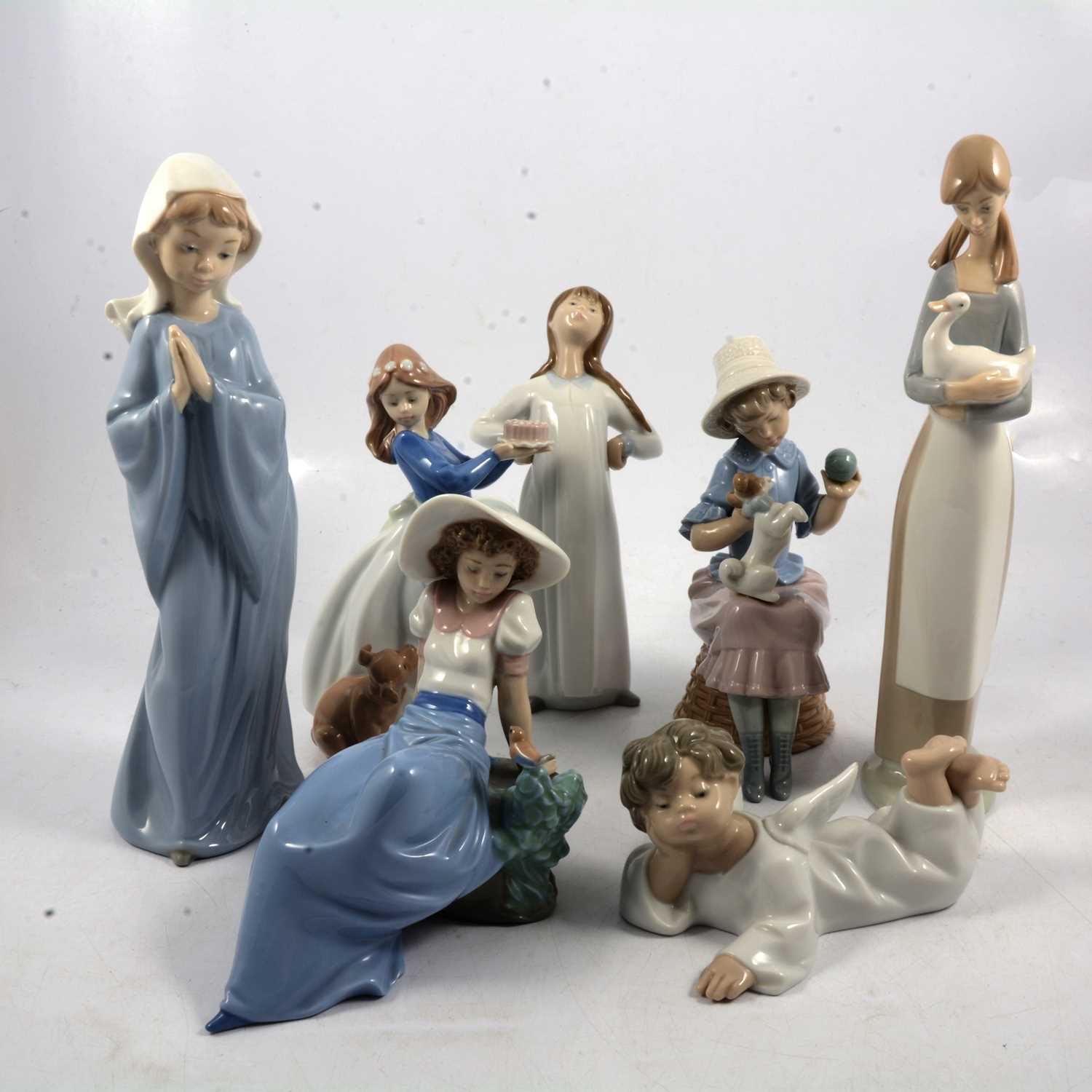 Lot 17 - Two LLadro and five Nao figurines.