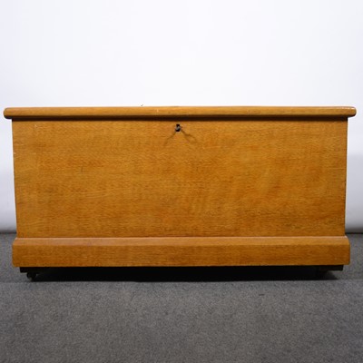 Lot 547 - A grained pine blanket box