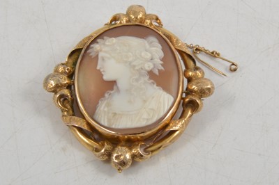 Lot 288 - An oval carved shell cameo brooch.
