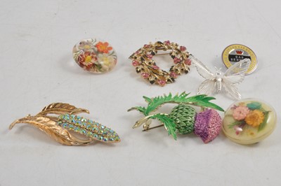 Lot 359A - A quantity of vintage costume jewellery, powder compacts, wristwatches, thimbles, badges.