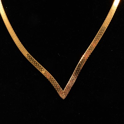 Lot 338 - A 9 carat yellow gold V shape necklace.