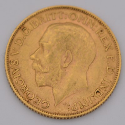 Lot 305 - George V gold Sovereign coin, 1911, 8g.