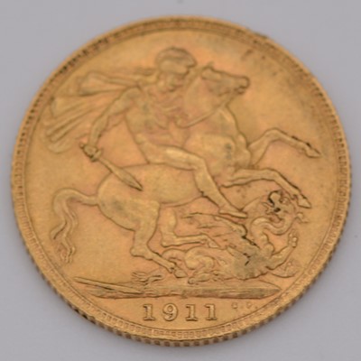 Lot 300 - George V gold Sovereign coin, 1911, 8g.