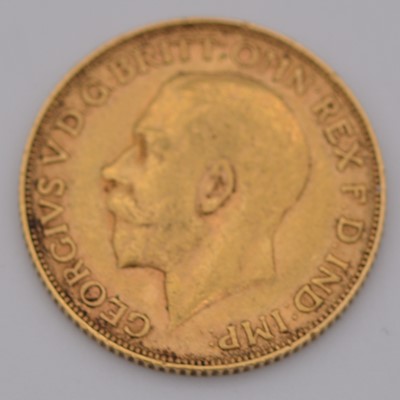 Lot 304 - George V gold Sovereign coin, 1911, 8g.