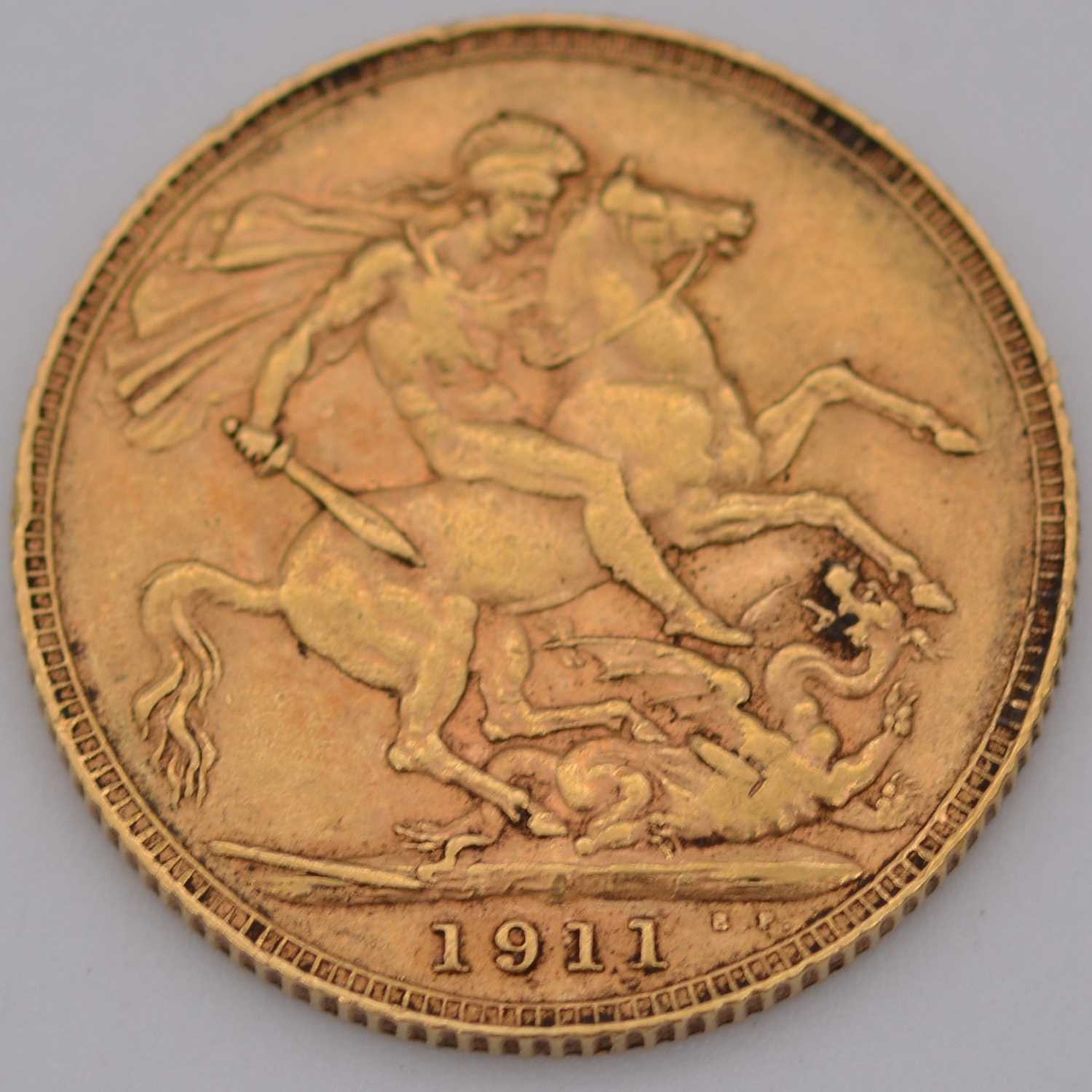 Lot 304 - George V gold Sovereign coin, 1911, 8g.