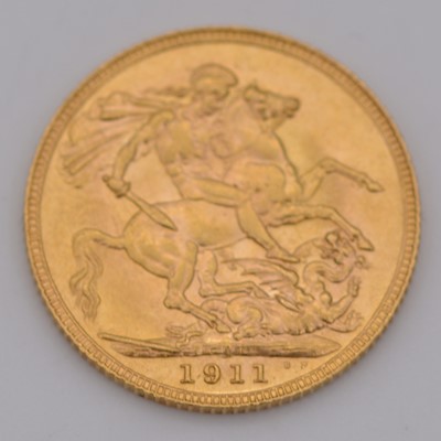 Lot 303 - George V gold Sovereign coin, 1911, 8g.