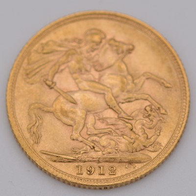 Lot 314 - George V gold Sovereign coin, 1912, 8g.