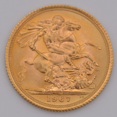 Lot 323 - Elizabeth II gold Sovereign coin, 1967, 8g.