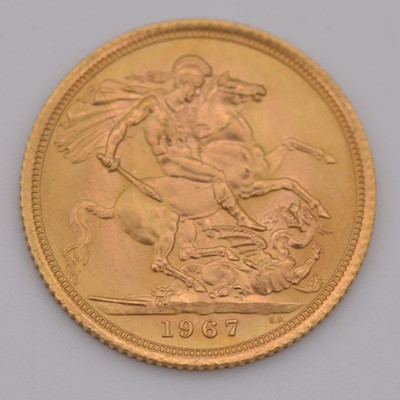 Lot 172 - Elizabeth II gold Sovereign coin, 1967, 8g.
