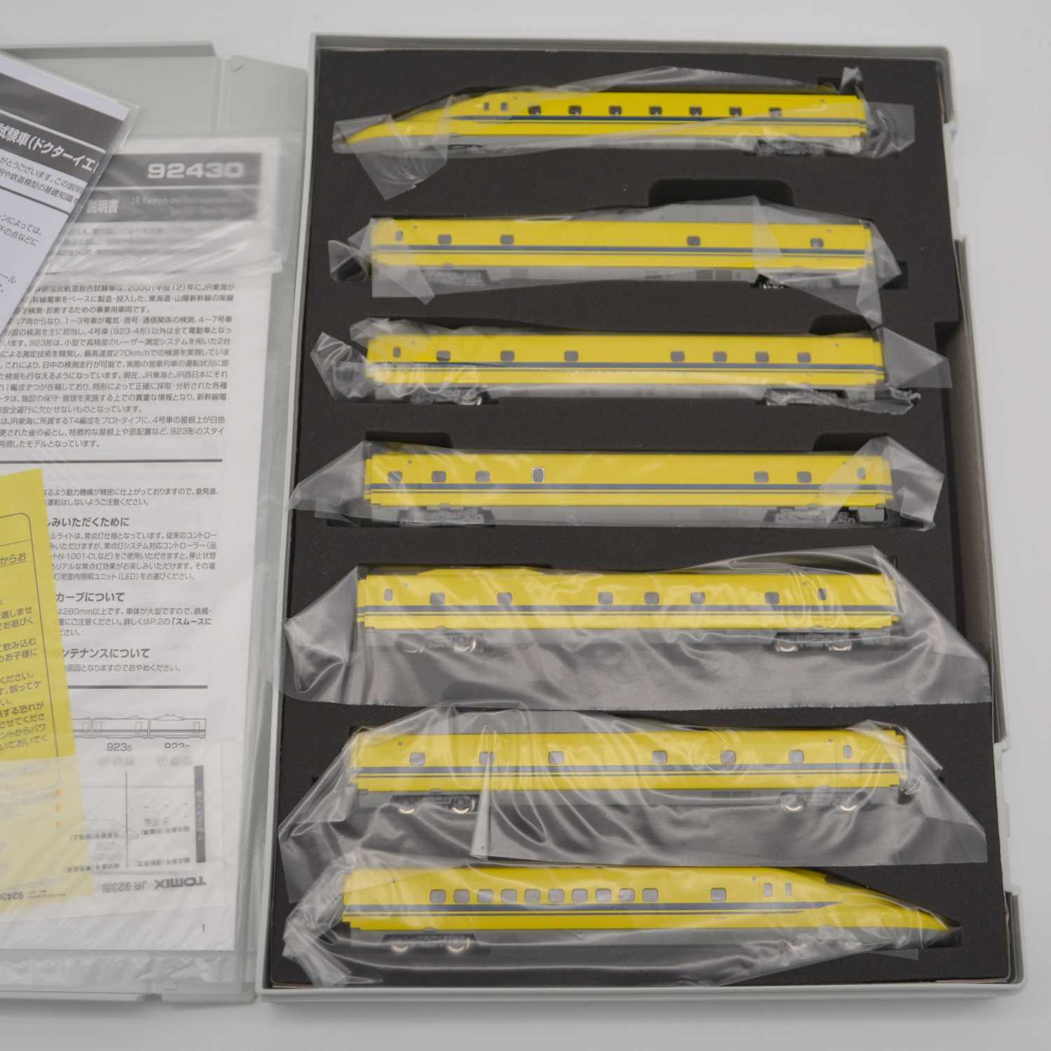 Lot 606 - Tomix Japan N gauge railways, 92430 J.R. Electricity Inspection Cars type 923 'Doctors Yellow'