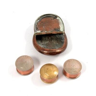 Lot 275 - Sixteen brass and copper coin cases, and a plain copper case.