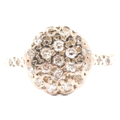 Lot 17 - A diamond cluster ring.