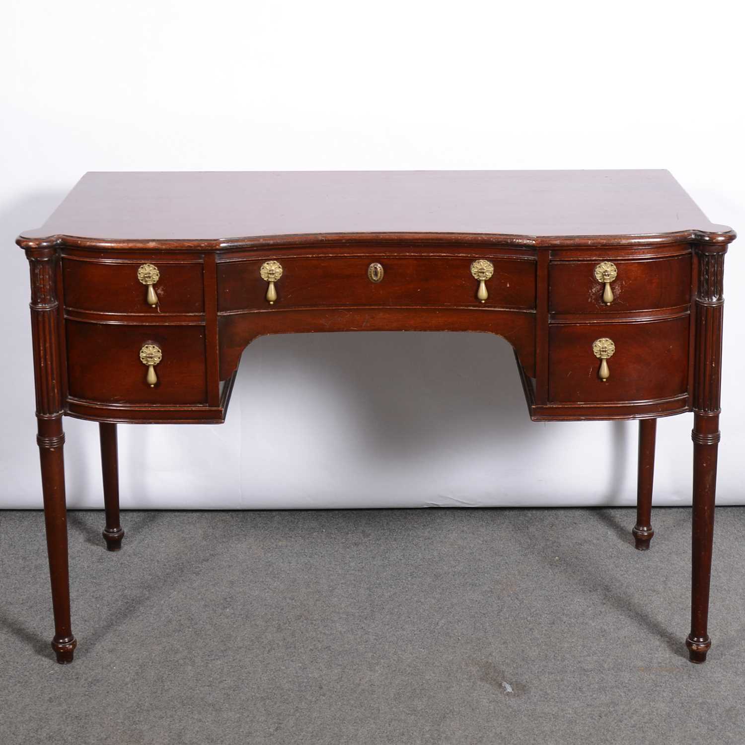 Dressing Table Repoduction Lot 407 - Reproduction hardwood dressing table