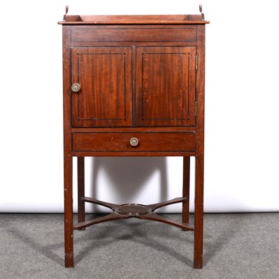 Lot 409 - George III mahogany washstand