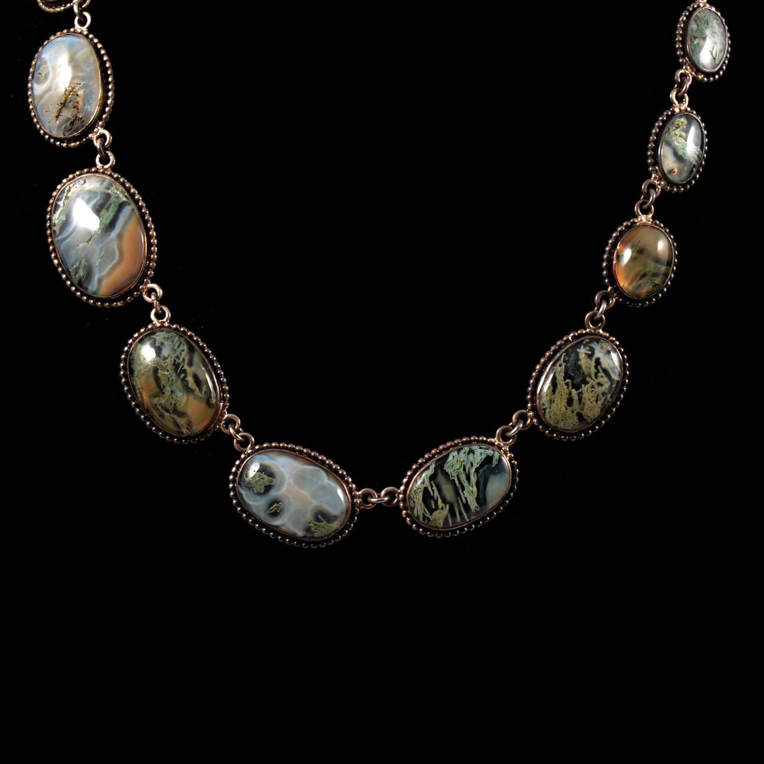Lot 104 - A moss agate necklace and brooch in a large fitted necklace box, not original