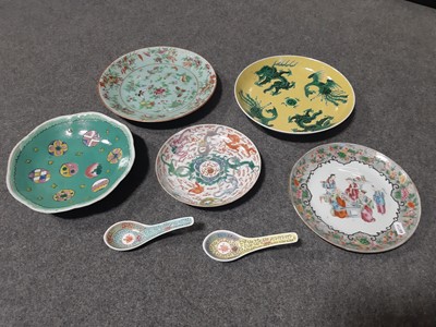 Lot 9 - A collection of Chinese porcelain