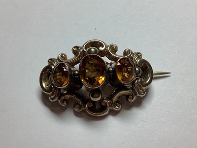 Lot 160 - Victorian and later brooches and lockets.