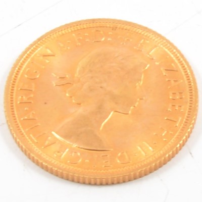 Lot 194 - Elizabeth II gold Sovereign, 1967, 8g