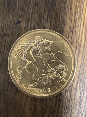 Lot 201 - Elizabeth II gold Sovereign, 1967, 8g