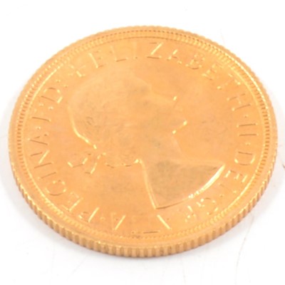 Lot 205 - Elizabeth II gold Sovereign, 1967, 8g