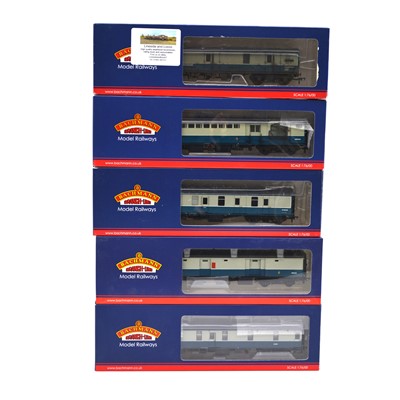 Lot 597 - Five Bachmann OO gauge model railway passenger coaches