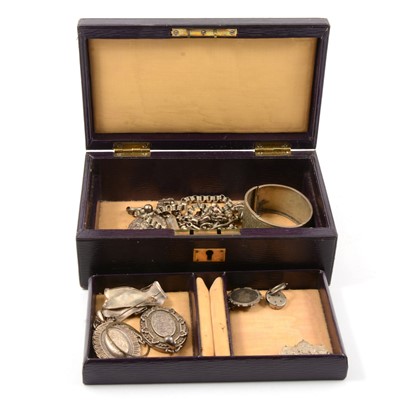 Lot 192 - A vintage leather jewel box with Victorian and later jewellery.