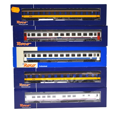 Lot 336 - Five Roco HO gauge model railway passenger coaches