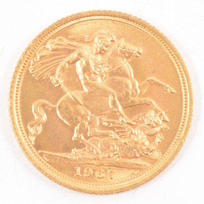 Lot 160 - Elizabeth II gold Sovereign, 1967, 8g