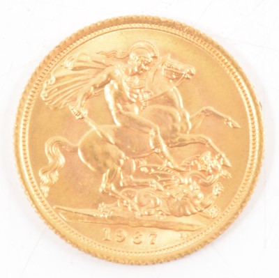 Lot 163 - Elizabeth II gold Sovereign, 1967, 8g