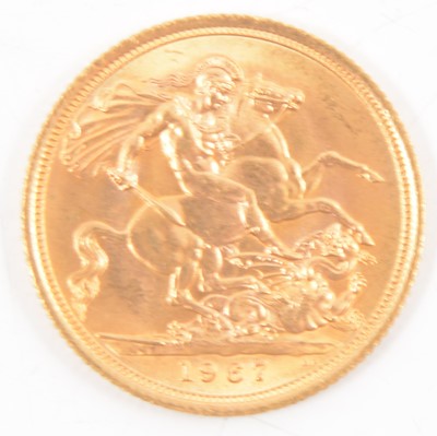 Lot 164 - Elizabeth II gold Sovereign, 1967, 8g