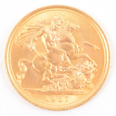 Lot 165 - Elizabeth II gold Sovereign, 1967, 8g