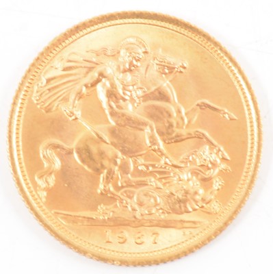 Lot 168 - Elizabeth II gold Sovereign, 1967, 8g