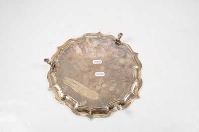 Lot 62 - George III style circular salver, Daniel & John Wellby, London 1902