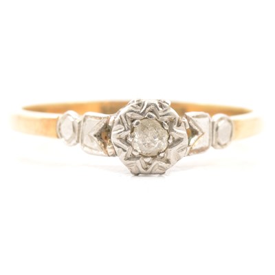 Lot 6 - A diamond solitaire ring.