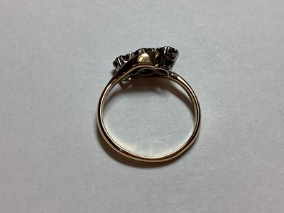 Lot 10 - A diamond three stone crossover ring.