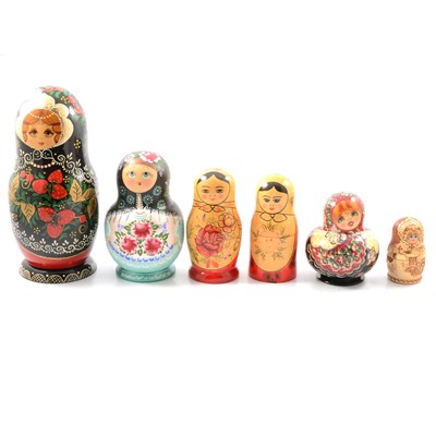 Lot 111 - Seventeen Russian nesting dolls / Matryoshka