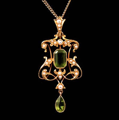 Lot 168 - An Edwardian peridot and seed pearl and chain.