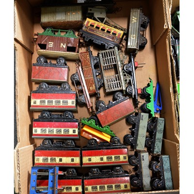 Lot 14 - Hornby O gauge model railways, a collection to include clock-work locomotives etc