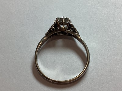 Lot 6 - A diamond solitaire ring.