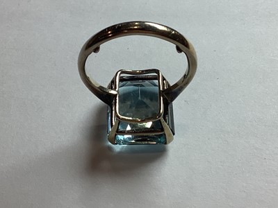 Lot 42 - An aquamarine dress ring
