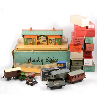 Lot 15 - Hornby O gauge model railways, a selection including station no.2E, boxed
