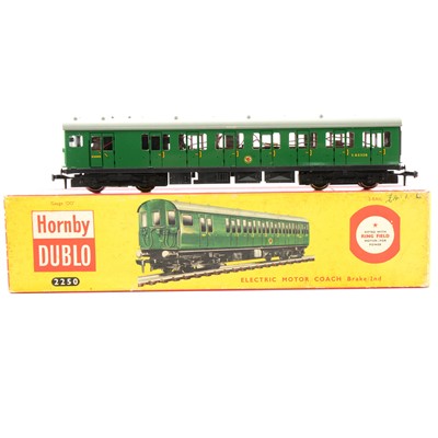 Lot 87 - Hornby Dublo OO gauge model railway electric motor coach ref 2250 brake/2nd