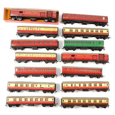 Lot 155 - Twelve Hornby Dublo OO gauge model railway passenger coaches