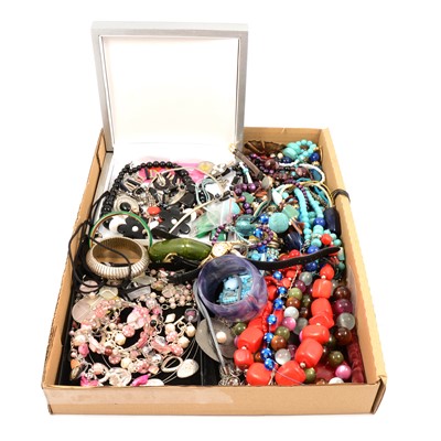 Lot 217 - A tray of modern costume jewellery.