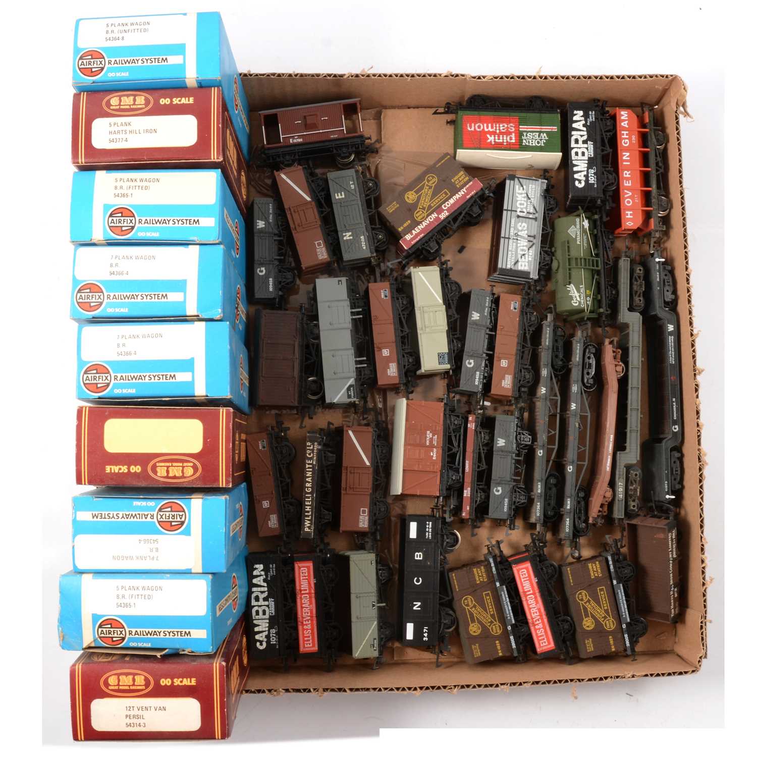 Lot 119 - OO gauge model railway wagons and vans, one tray approx 44