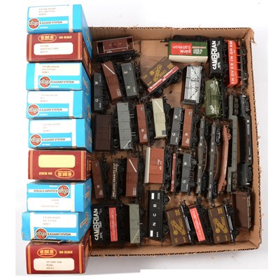 Lot 119 - OO gauge model railway wagons and vans, one tray approx 44