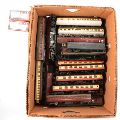 Lot 190 - OO gauge model railway passenger coaches, mostly loose, arox 40.